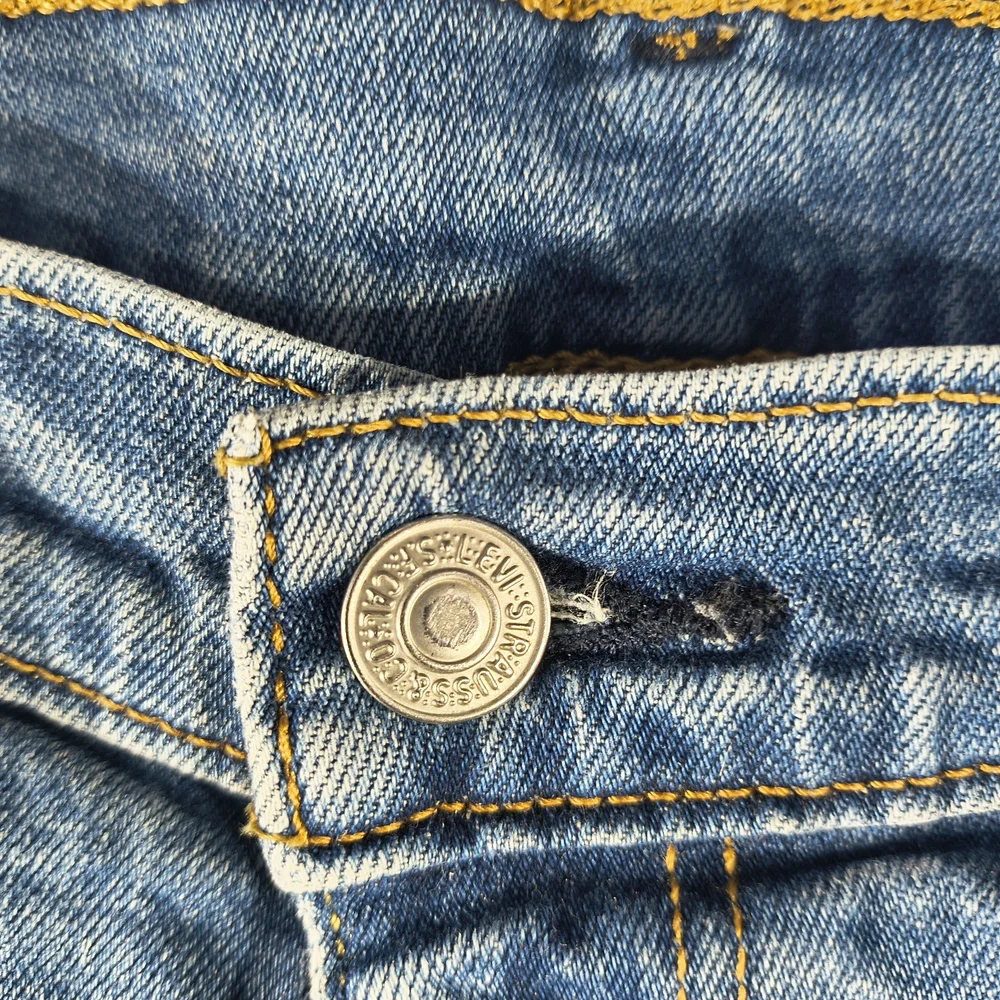 Levi's 505 Men's Size 38 X 32 Light Blue Distressed Straight Jeans